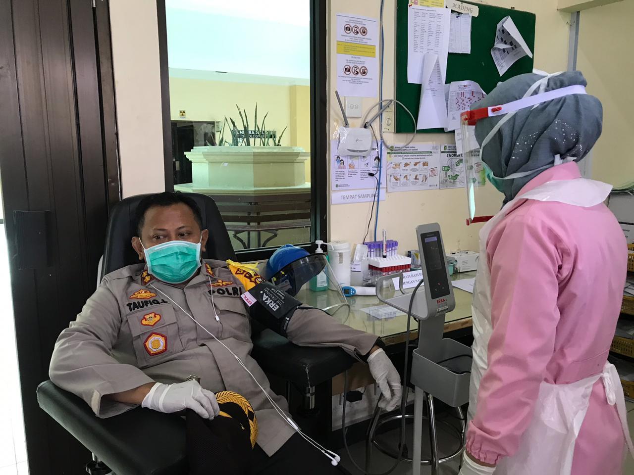 Bersama Perwira Lainnya, Kapolres Meranti AKBP Taufiq Lukman Nurhidayat SIK MH Donor Darah