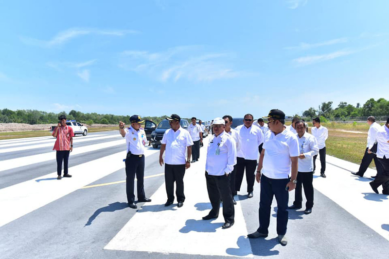 Feb Ketua DPRD Karimun M Yusuf Sirat turut serta meninjau landasan pacu Bandara Raja Haji Abdullah