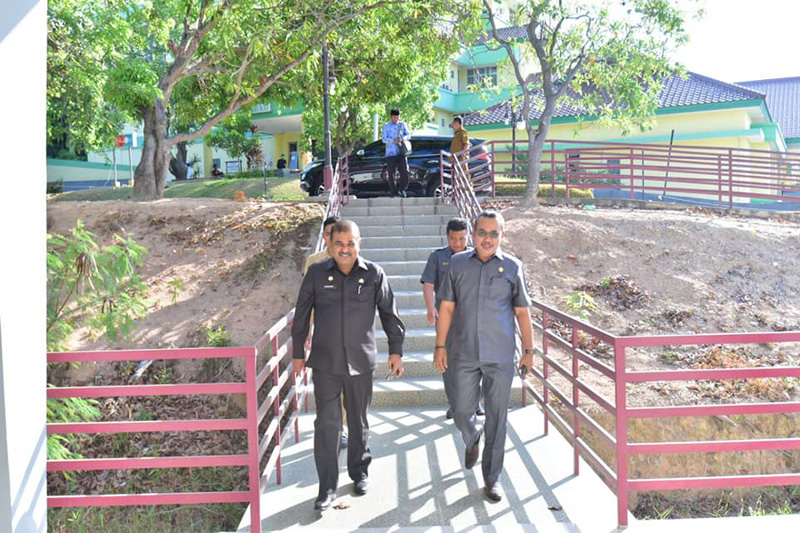 Maret 18 Bupati Karimun Aunur Rafiq dan Ketua DPRD Karimun M Yusuf Sirat menuju lokasi rapat pembentukan Gugus Tugas COVID19.