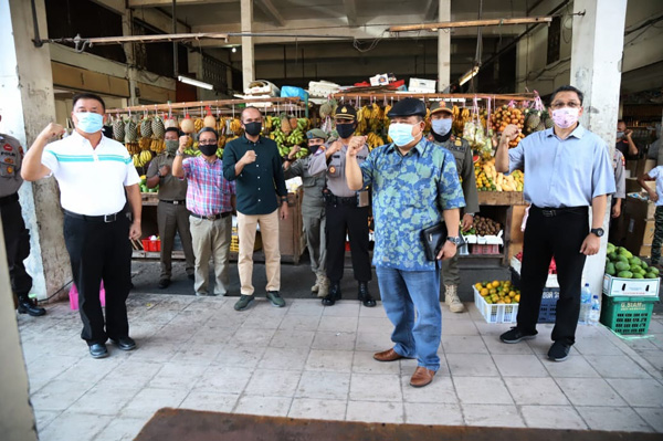 Anggota DPRD Provinsi Kepri Sidak ke Pasar Penuin Batam dan Bagikan Masker