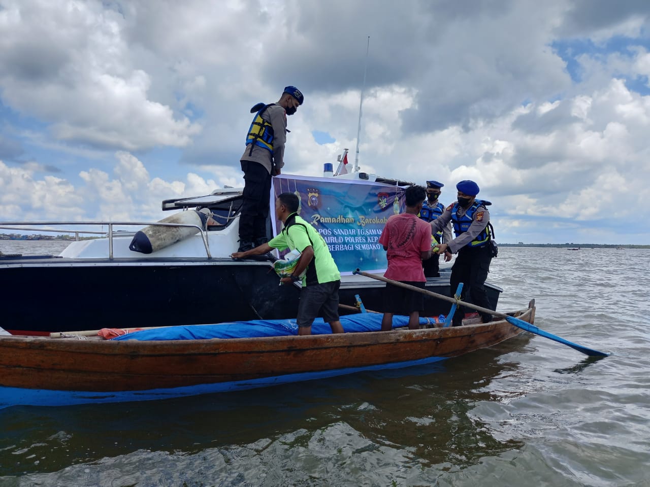Patroli Sambil Bagikan Sembako, Polisi Ingatkan Nelayan Soal Prokes dan Peniadaan Mudik Lebaran