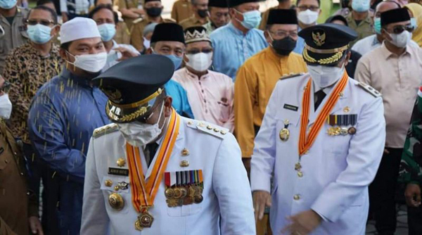 Aunur Rafiq dan Anwar Hasyim Disambut dengan Adat Melayu