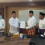Sekda Riau Serahkan SK PSP Balai Adat Kepada Pengurus LAMR